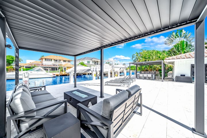 Heated Pool & Hot Tub! Waterfront+Golf Cart! gallery image 4