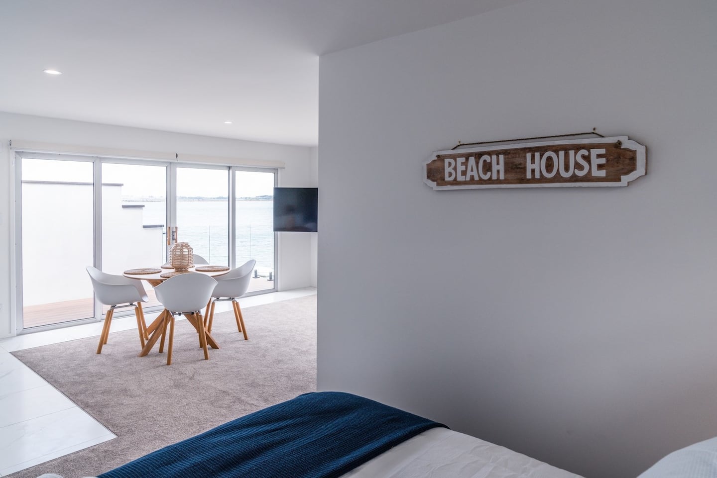 King Waterfront Upstairs Apartment 2