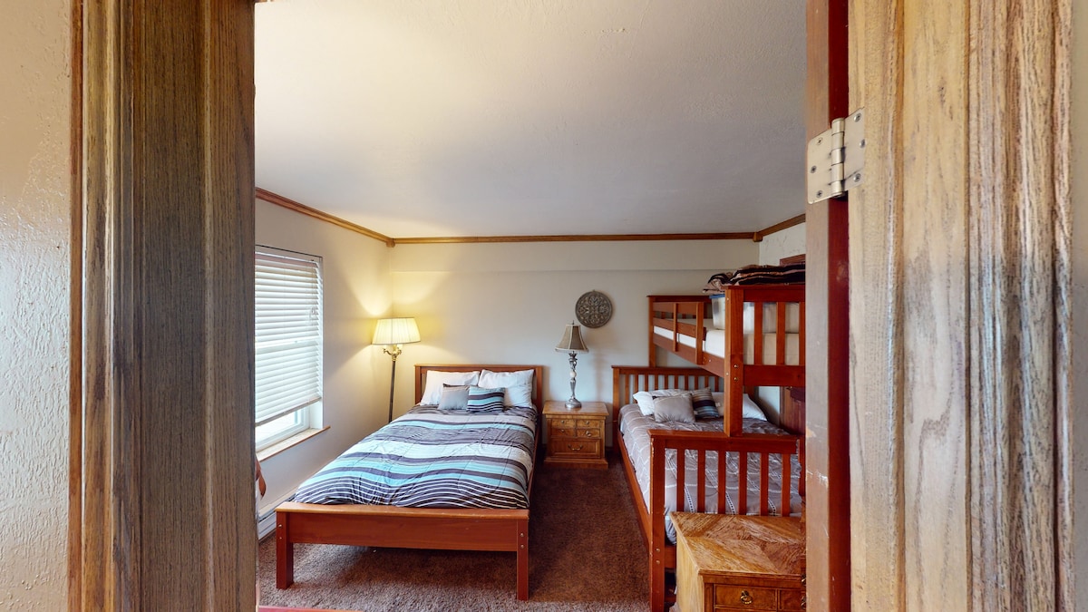 ห้องนอน 2 พร้อมเตียงเต็มรูปแบบและเตียงแฝดเหนือเตียงสองชั้นเต็มรูปแบบ