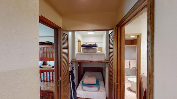 Dual European Capsules (includes a 3-step ladder for top bed access)