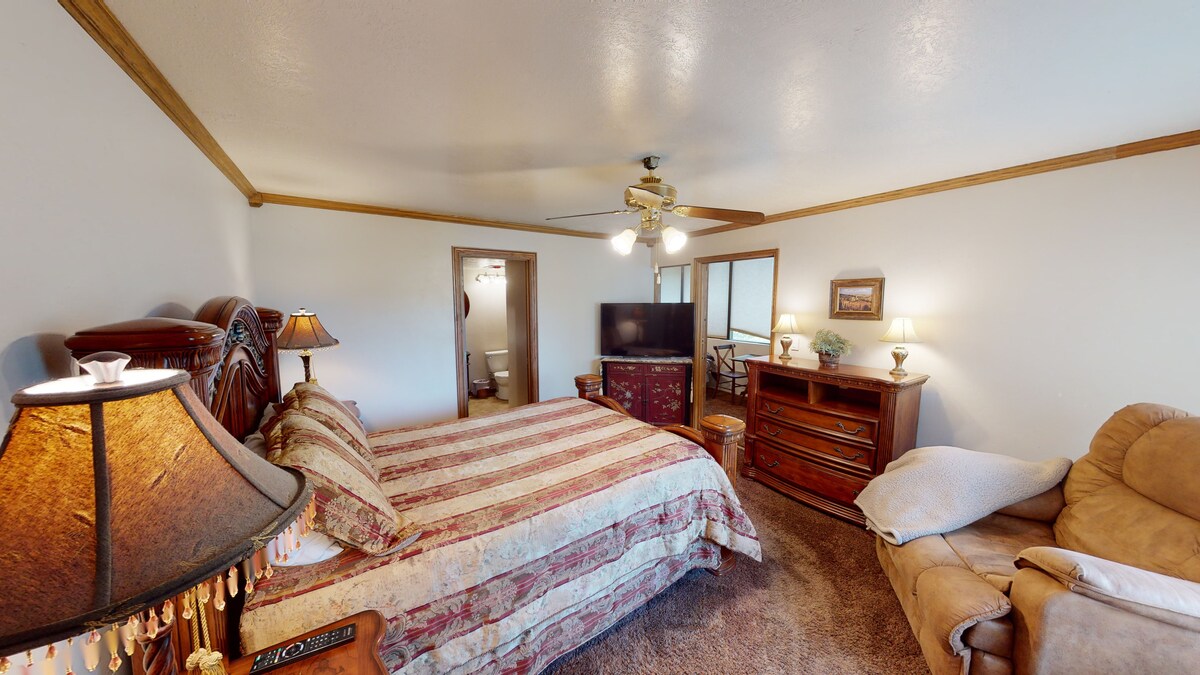 ห้องนอนใหญ่พร้อมเตียงควีนไซส์