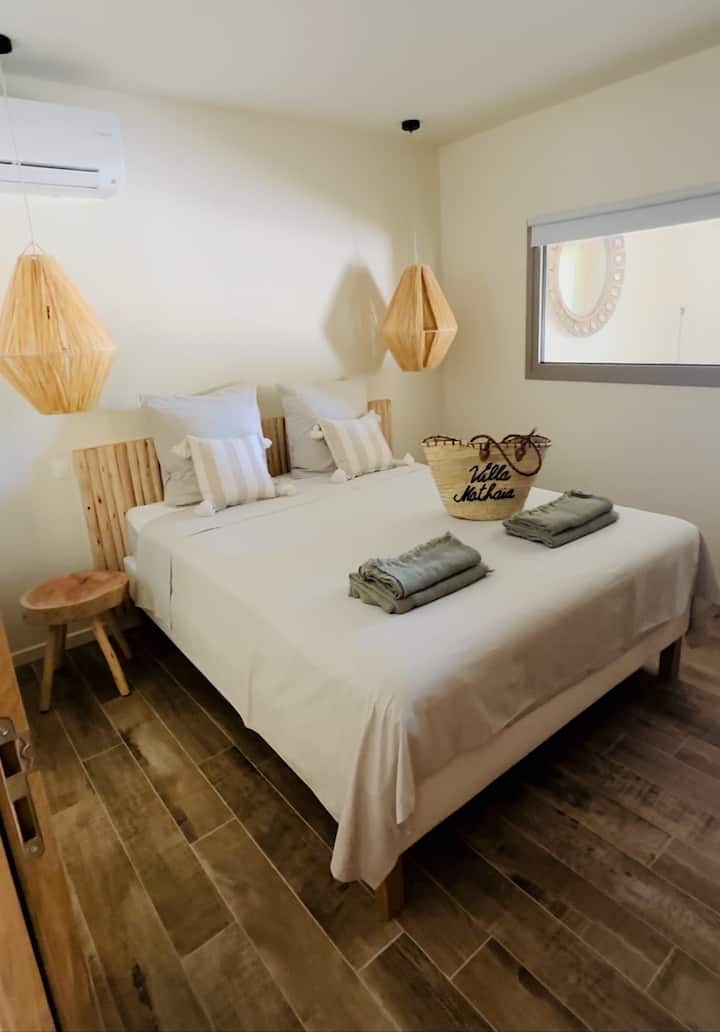 Izba s bielymi pruhovanými vankúšmi...
Spálňa s vlastnou kúpeľňou s výhľadom na malý súkromný vnútorný dvor.
Otvorená šatňa s výhľadom na bazén.