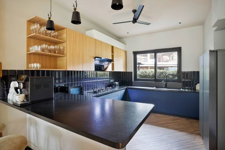 Full kitchen image 2