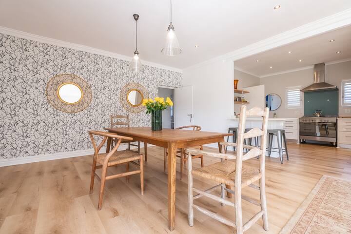 Contemporary 4-Bedroom Oasis gallery image 5