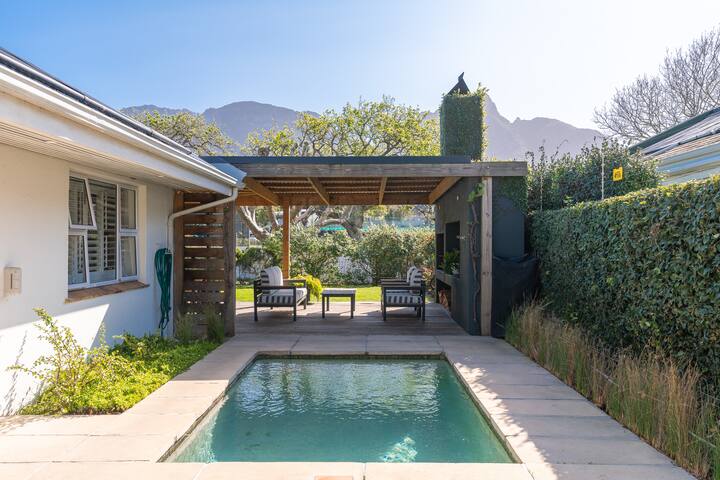 Contemporary 4-Bedroom Oasis