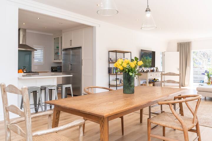 Contemporary 4-Bedroom Oasis gallery image 4