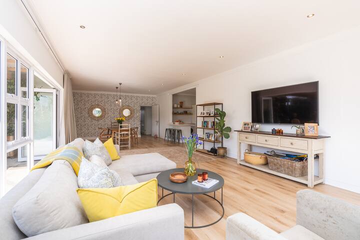 Contemporary 4-Bedroom Oasis gallery image 2