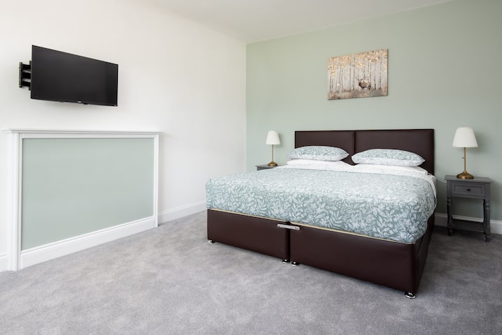 这间宽敞的卧室位于房源的一楼，可安排为超级加大双人床或双床房。 