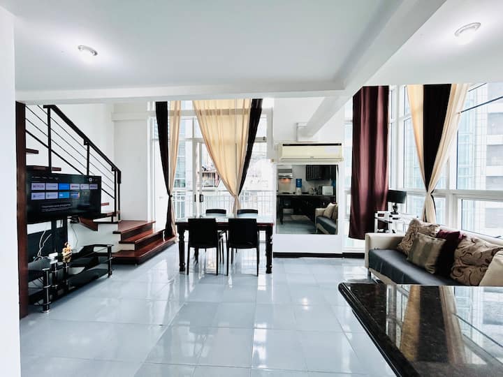Corner 2br For 10 W/ Balcony, Smart Tv & Wi-fi - Cebu City