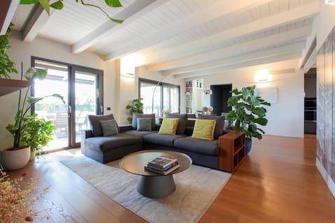 Annuncio Airbnb popolare: Exclusive Luxury Penthouse with Terrace & Garage a Milano