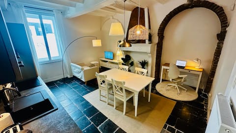 Vitrail Cense de Lalouette Apartment