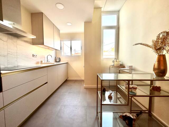 Stylish Ruzafa Market gallery image 2