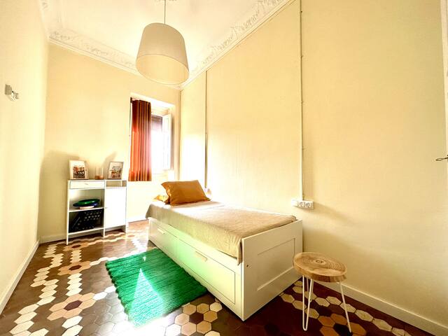 Stylish Ruzafa Market gallery image 4