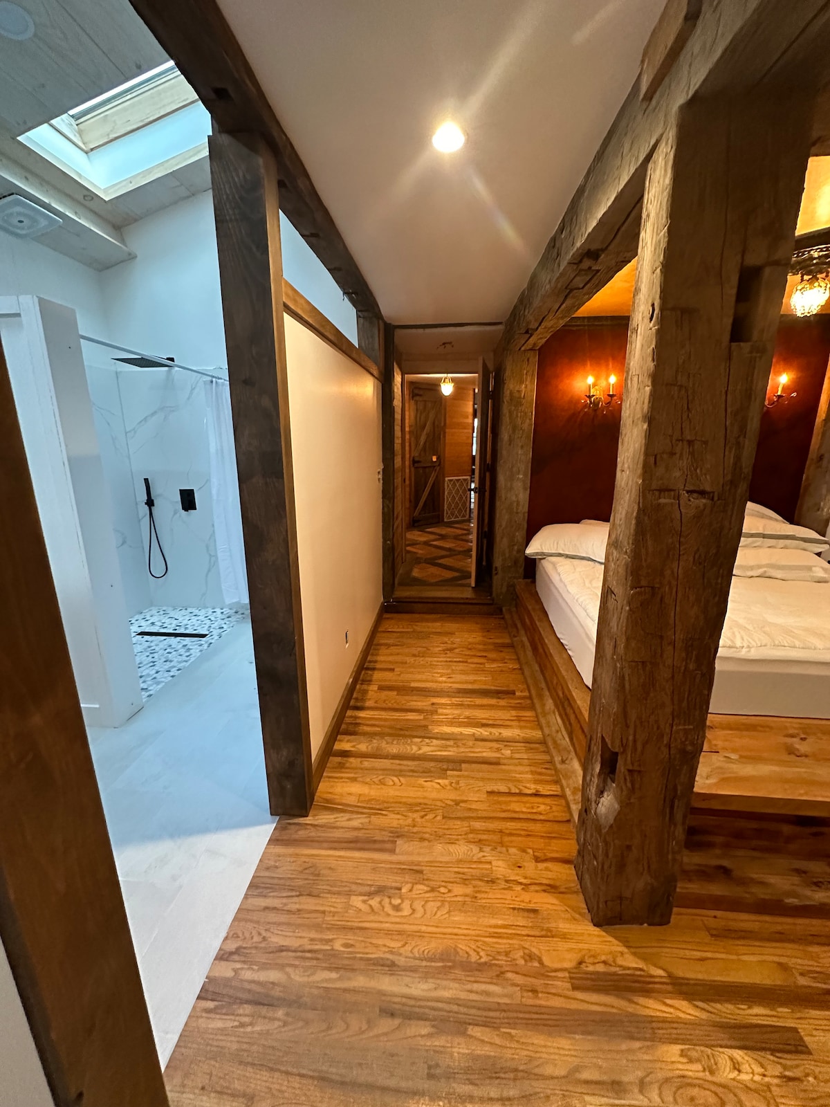 Დერეფანი საწოლსა და სააბაზანომდე, კარიდან მთავარ საერთო სივრცეში