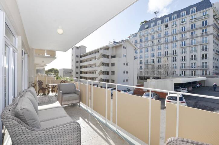 3 Bedroom Apartment, 4 Beds Green Point gallery image 3