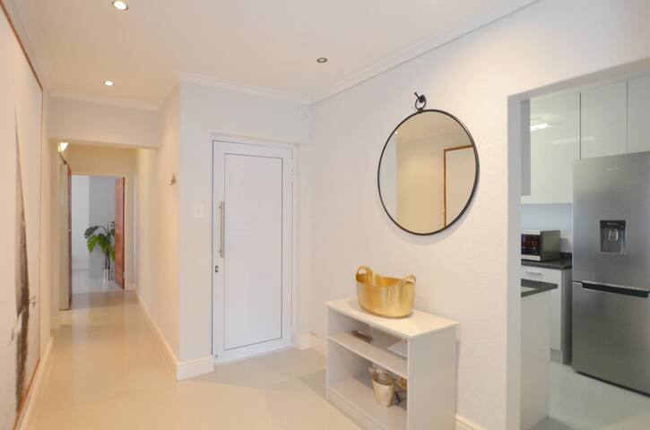 3 Bedroom Apartment, 4 Beds Green Point gallery image 2