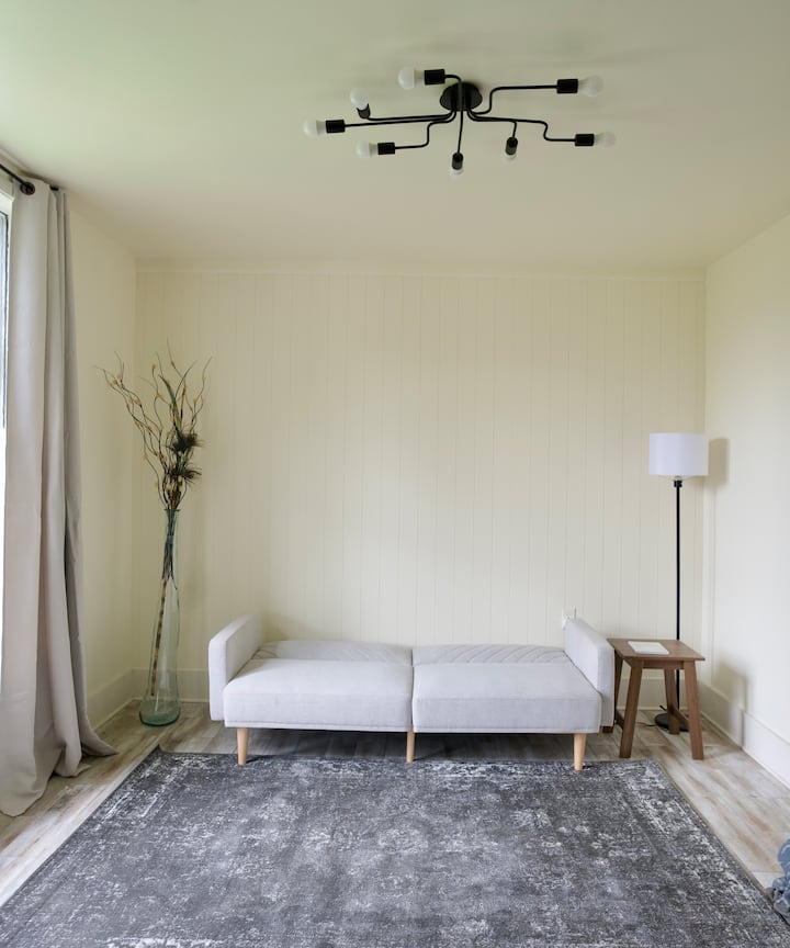 Le divan qui se transforme en lit. Nous avons aussi un matelas double pliable que nous pouvons mettre par terre. Vous devez en faire la demande à l'avance pour qu'on puisse le configurer pour vous.