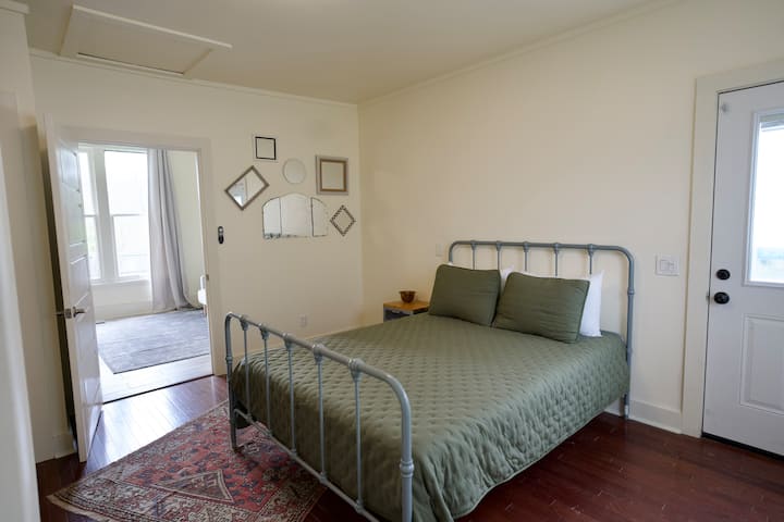 Chambre à coucher avec un grand lit à deux places à l'arrière du logement