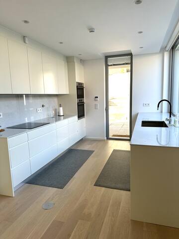 Stunning Modern Porto Home overlooking Douro River gallery image 2