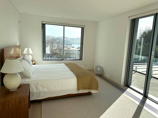 Stunning Modern Porto Home overlooking Douro River gallery image 3