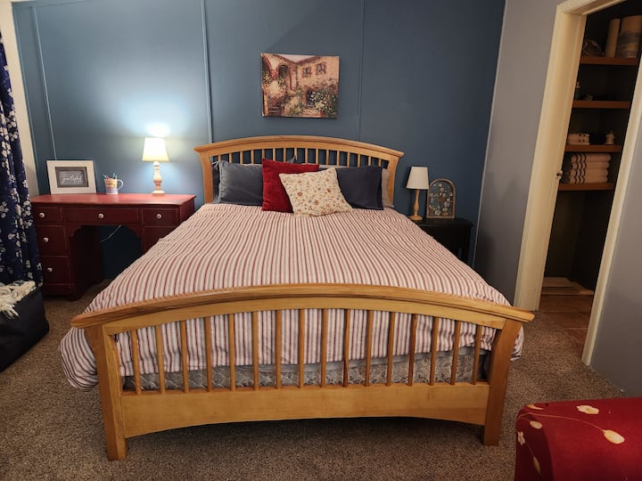 Queen ‑ ის ზომის საწოლი სრულიად ახალი მატრასით~ 