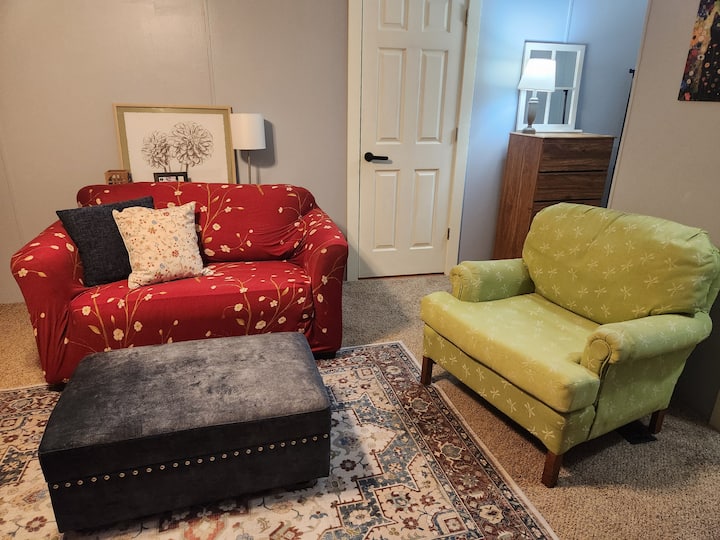 Კომფორტული ადგილი გასართობად~ ისიამოვნეთ ტელევიზორის ყურებით, კარგი წიგნით მოკალათებით, ოსმალეთში შერჩეული თამაშებით ან, უბრალოდ, მშვიდი და მშვიდი ხედით ტკბობით!  Loveseat იკეცება ორადგილიან საწოლზე.