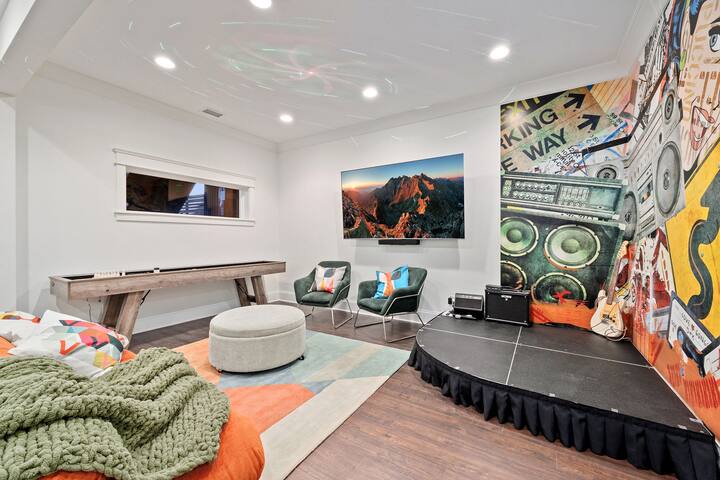 The Nash Bash Pad – Games, Stage, Sleeps 12! gallery image 4