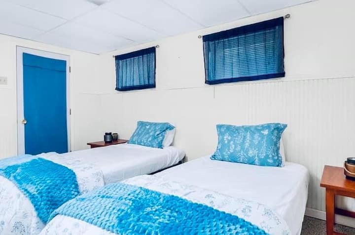 Стая Sauvignon Blanc: тази универсална стая разполага с 2 единични XL легла, които могат да се комбинират в двойно легло king size. Насладете се на гъвкави условия за спане и просторна, удобна атмосфера, идеална за спокоен престой или семеен комфорт.