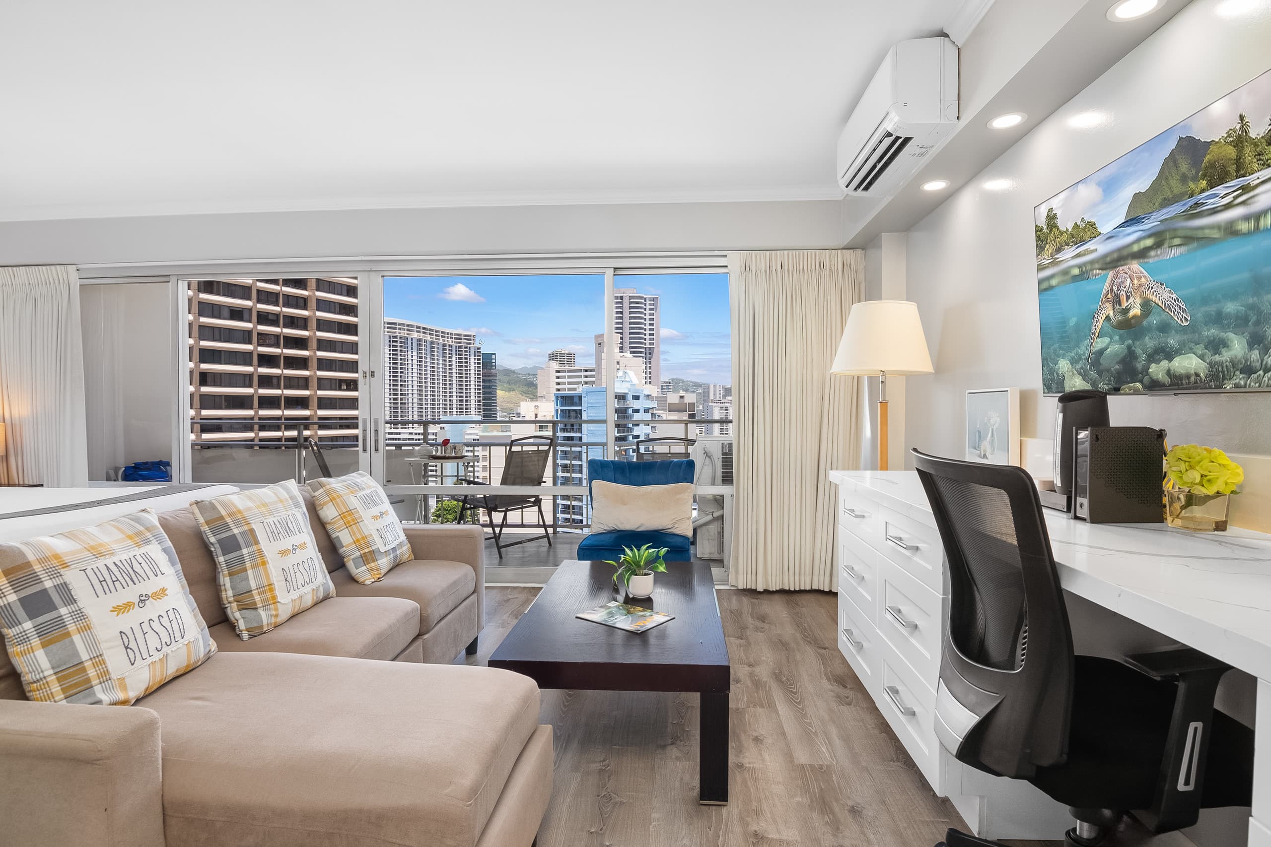Condo in Honolulu · ★4.7 · Studio · 2 beds · 1 private bath - Image 1
