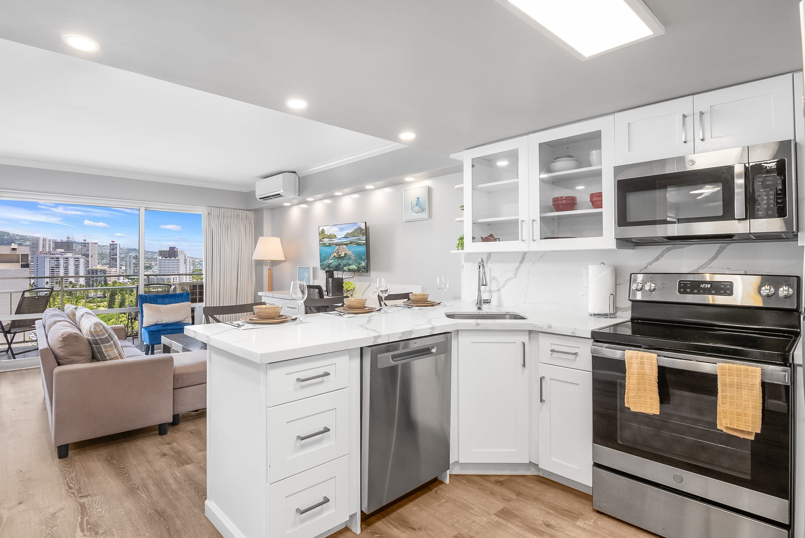 Condo in Honolulu · ★4.7 · Studio · 2 beds · 1 private bath - Image 13