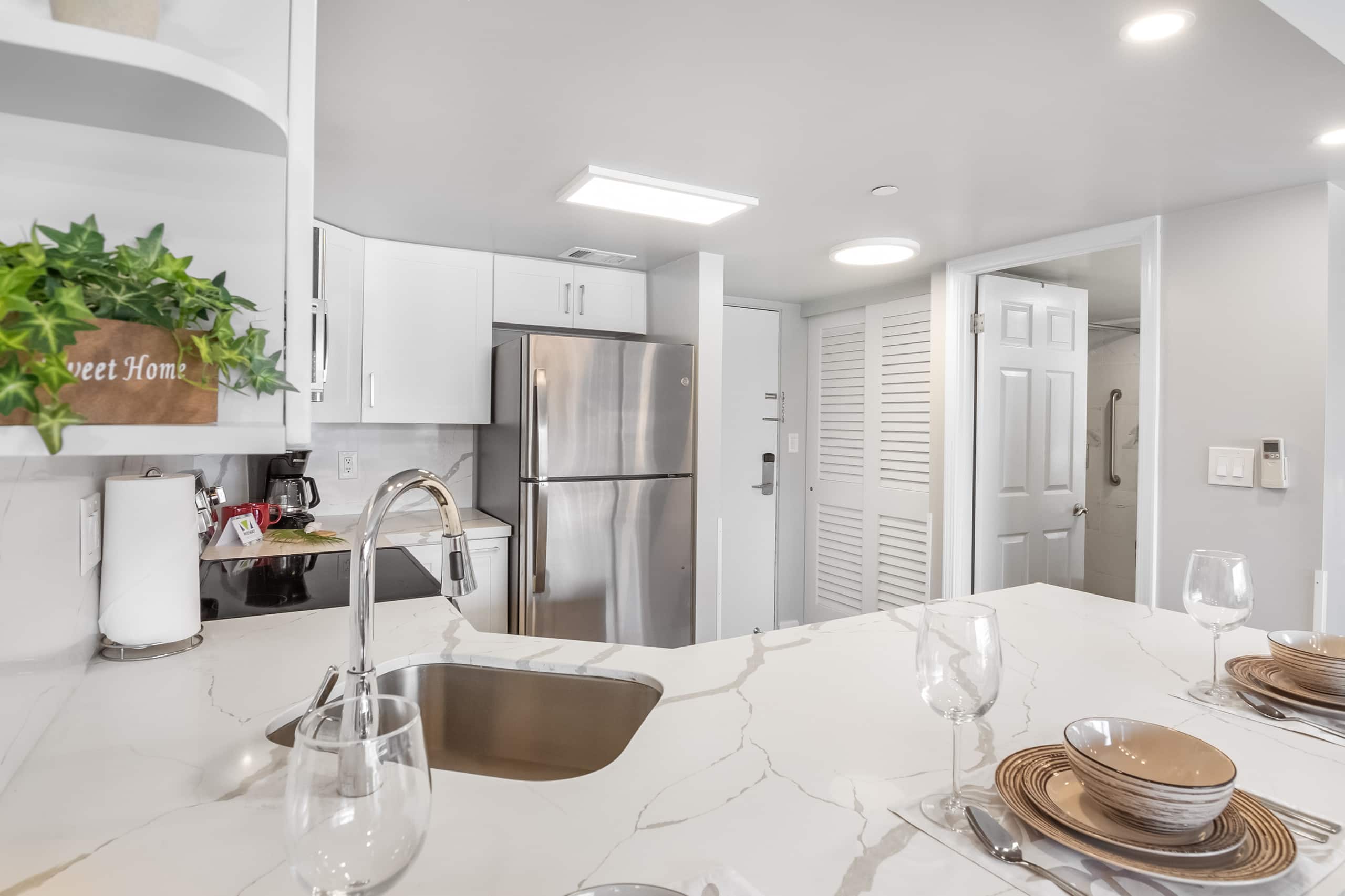 Condo in Honolulu · ★4.7 · Studio · 2 beds · 1 private bath - Image 11