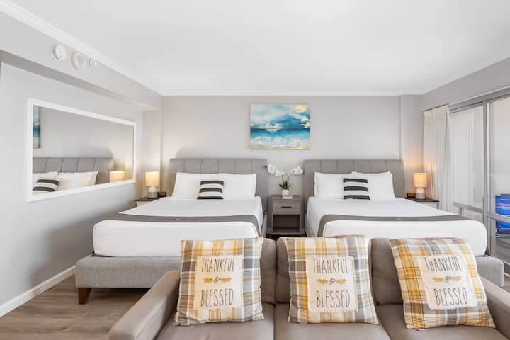 您的公寓配有2张标准双人床、1张床头柜和床头柜、1张普通沙发和1面墙镜。