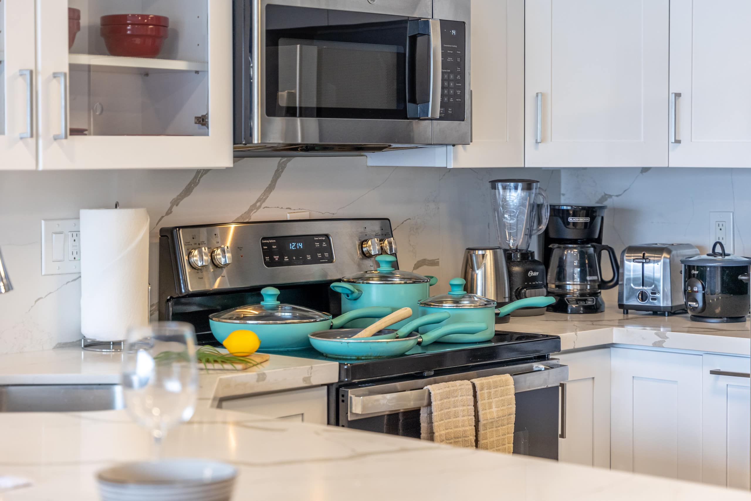 Condo in Honolulu · ★4.7 · Studio · 2 beds · 1 private bath - Image 12