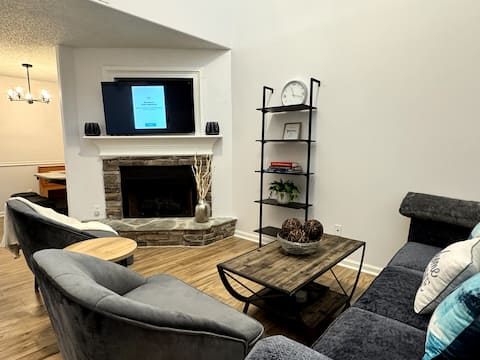 Bright Renovated Home. Master on Main. Sleeps 8.