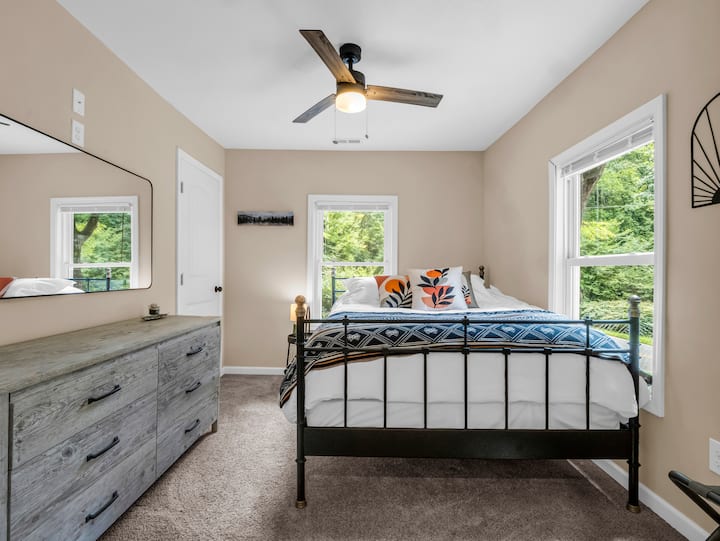 This bedroom offers a comfortable queen-size bed, perfect for restful nights and relaxation. Designed with privacy in mind, it's a quiet retreat where you can unwind and recharge in peace. 
