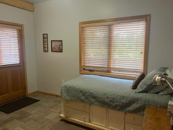 חדר שינה מס '4 - למטה
מיטה זוגית