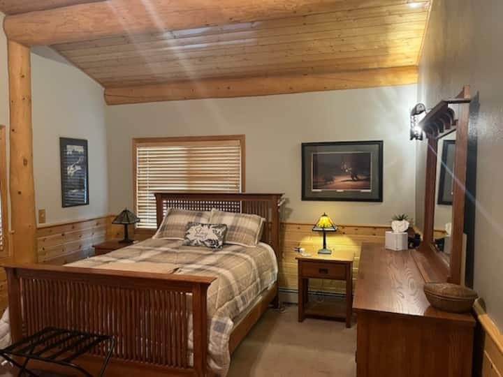 חדר שינה #1 - חדר שינה ראשי
למעלה - מיטת קווין סייז