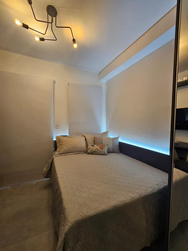 una cama doble cómoda 
