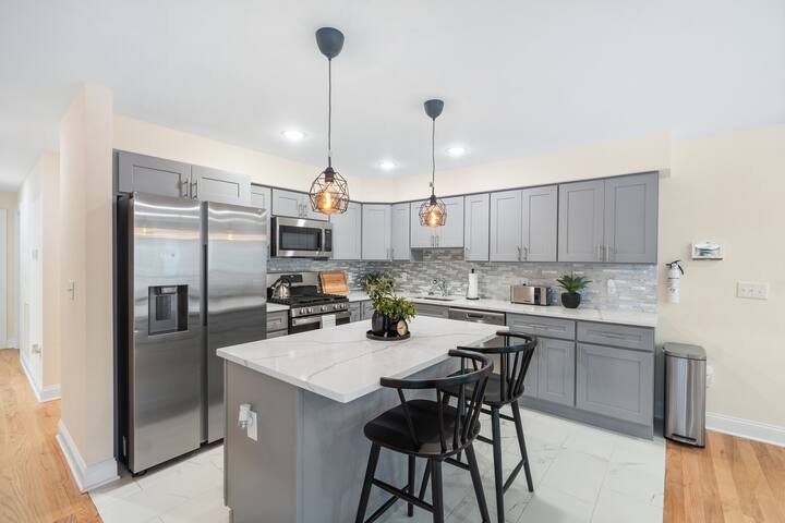 Chic New Construction Near Airport & 30mins to NYC gallery image 3