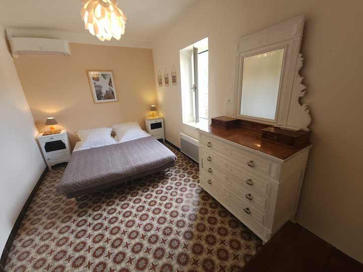 卧室4 ，配有空调-配有复古水泥瓷砖。