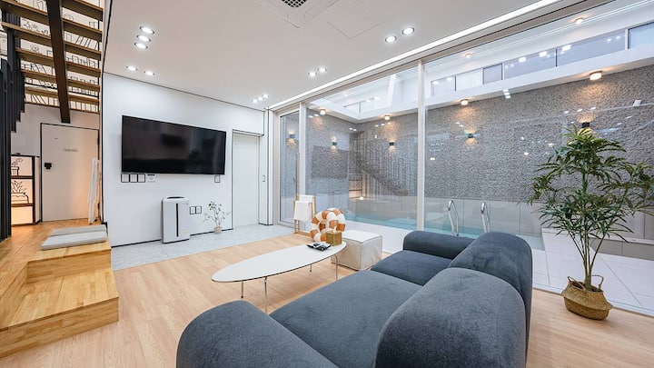 Le salon spacieux et la vue sur la piscine à travers toute la fenêtre sont agréables et vous pouvez voir des enfants jouer. Vous pouvez l'utiliser en privé avec un haut mur !