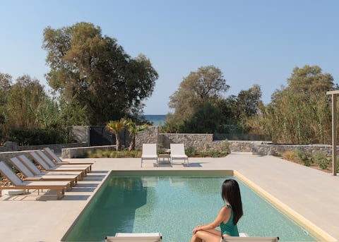 Costa Villa, Walk to Sandy Beach & Heated Pool