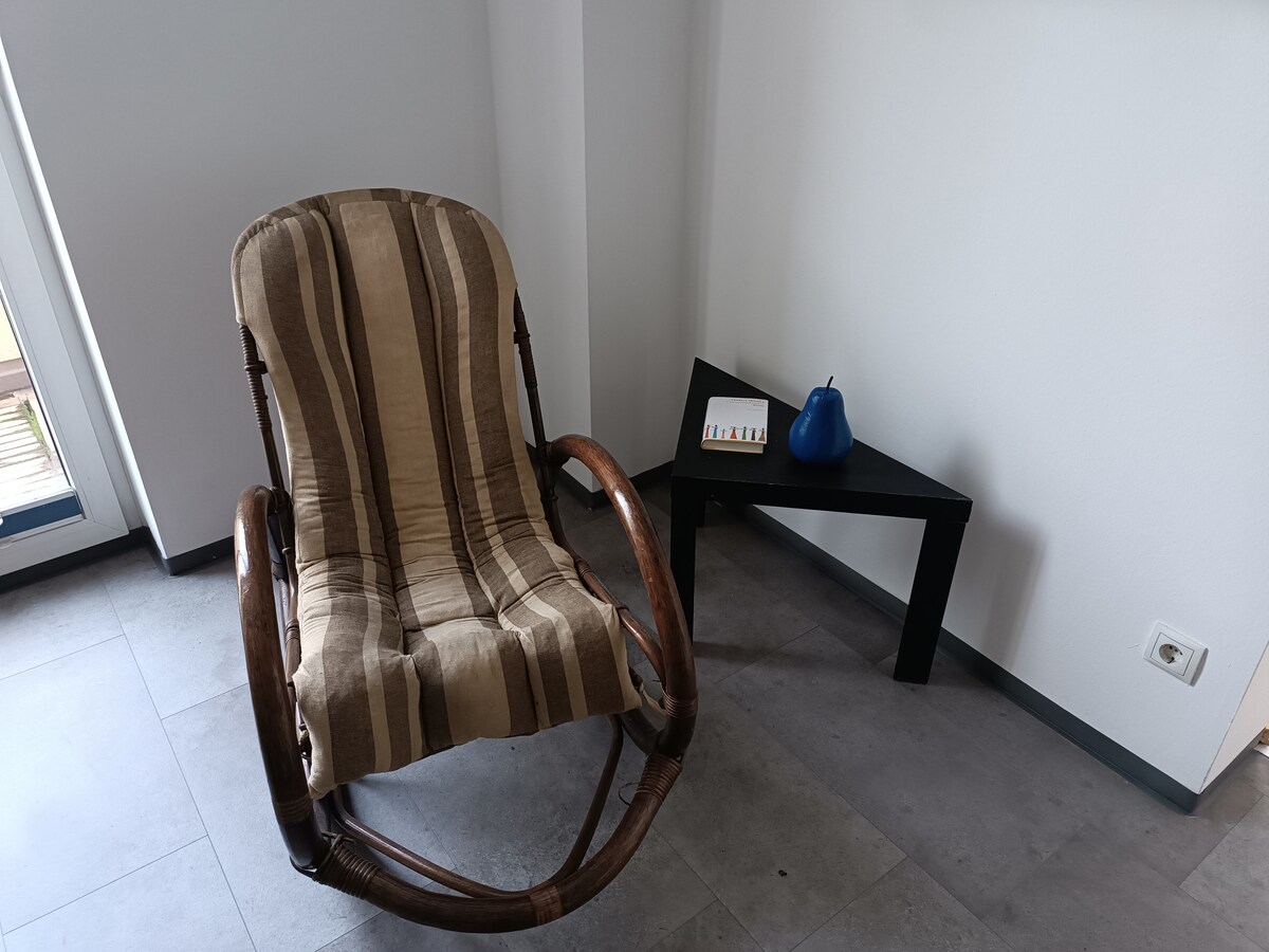 Puedes leer cómodamente en la mecedora.