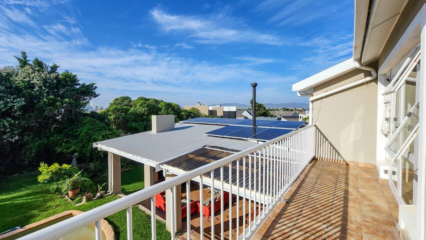 4 Bedroom House with Heated Pool gallery image 3