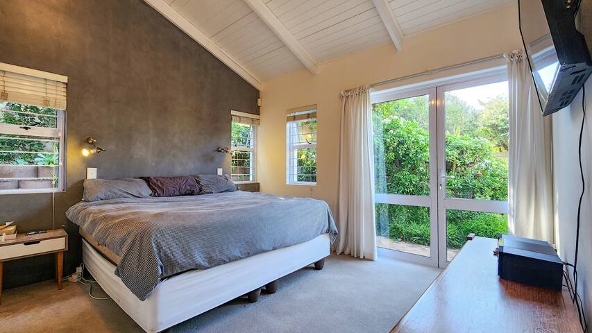 4 Bedroom House with Heated Pool gallery image 5