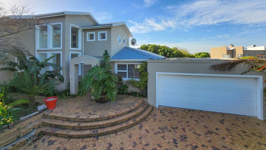 4 Bedroom House with Heated Pool gallery image 2