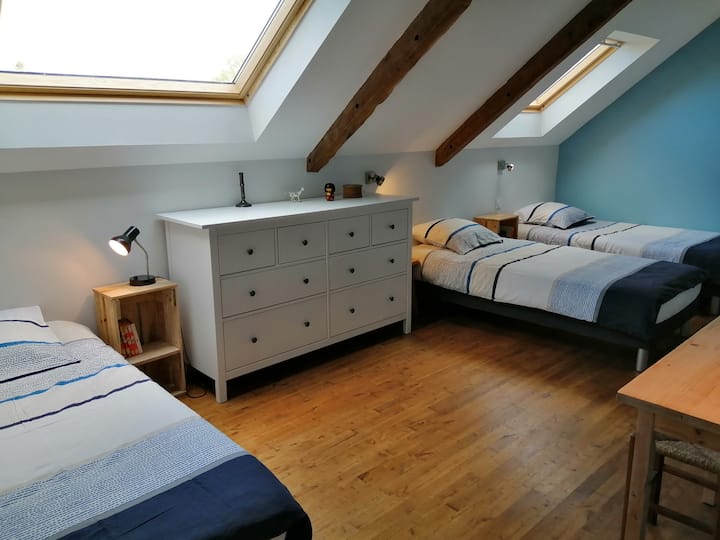 เตียงเดี่ยว 3 หลัง (90 ซม. X 190 ซม.)