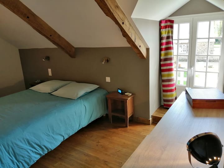 ห้องนอนที่ 1 พร้อมเตียงคู่ 1 หลัง (140 ซม. X 190 ซม.)