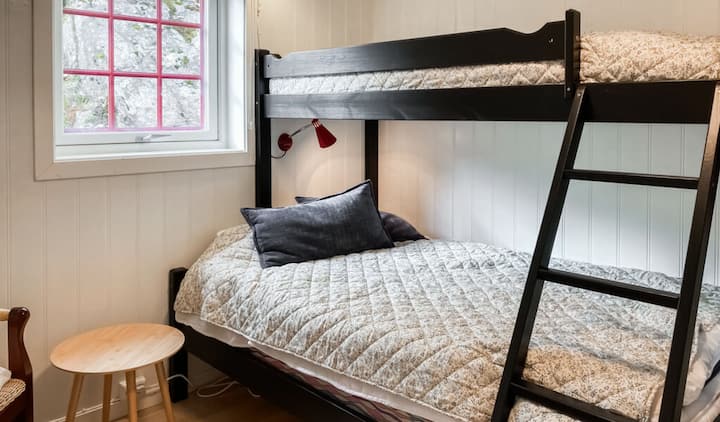 Este dormitorio tiene una litera, con el colchón inferior de 1,2 m  y el superior de 0,8 m de ancho. Esta habitación se encuentra en la parte más nueva de la casa.