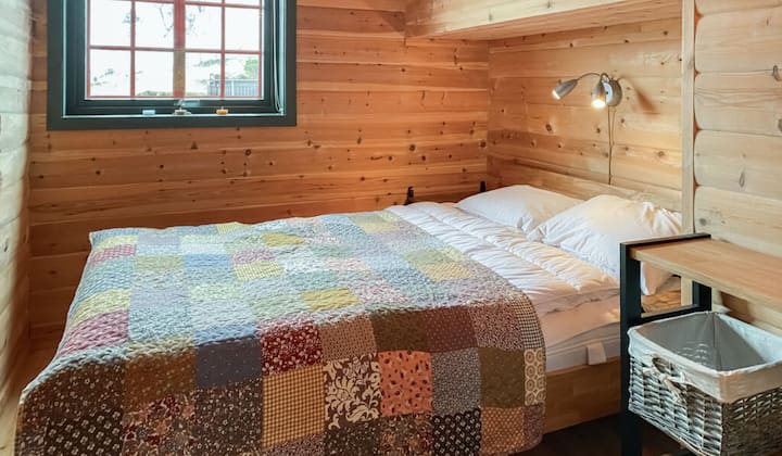 Esta pintoresca habitación comienza desde la sala de estar. La cama es de 1,4 m de ancho.